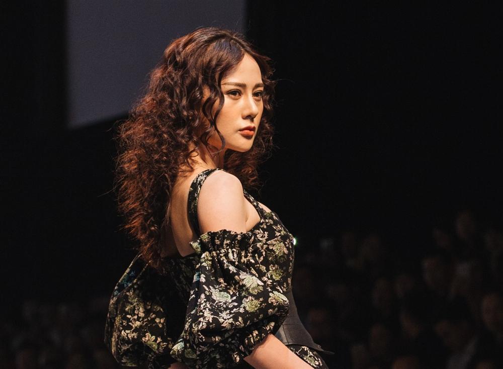 Bất ngờ trở lại sàn diễn, Phương Oanh Quỳnh Búp Bê catwalk thừa thần thái nhưng thiếu mềm mại-2