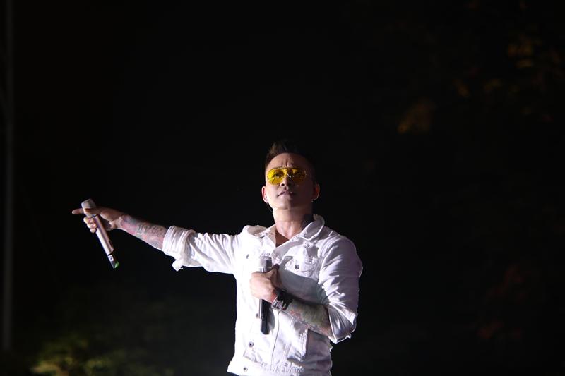 Người xem liveshow Tuấn Hưng đông như hội, nam chính đang hát phải dừng lại ngăn khán giả đánh nhau-1