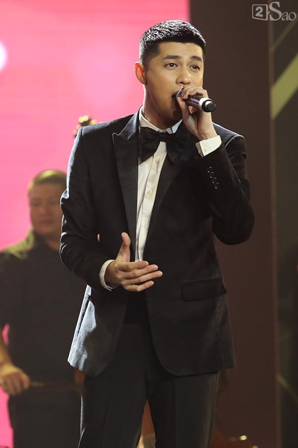 Noo Phước Thịnh siêu điển trai, hát live cùng dàn nhạc hoành tráng ca khúc mới-1