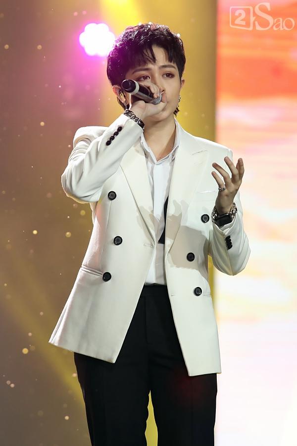 Noo Phước Thịnh siêu điển trai, hát live cùng dàn nhạc hoành tráng ca khúc mới-11