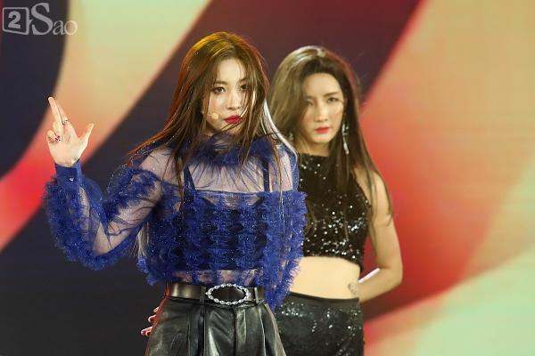 Gei chúa Sunmi quyến rũ hết nấc, SEVENTEEN như những vị thần trong đêm nhạc Việt Hàn-6