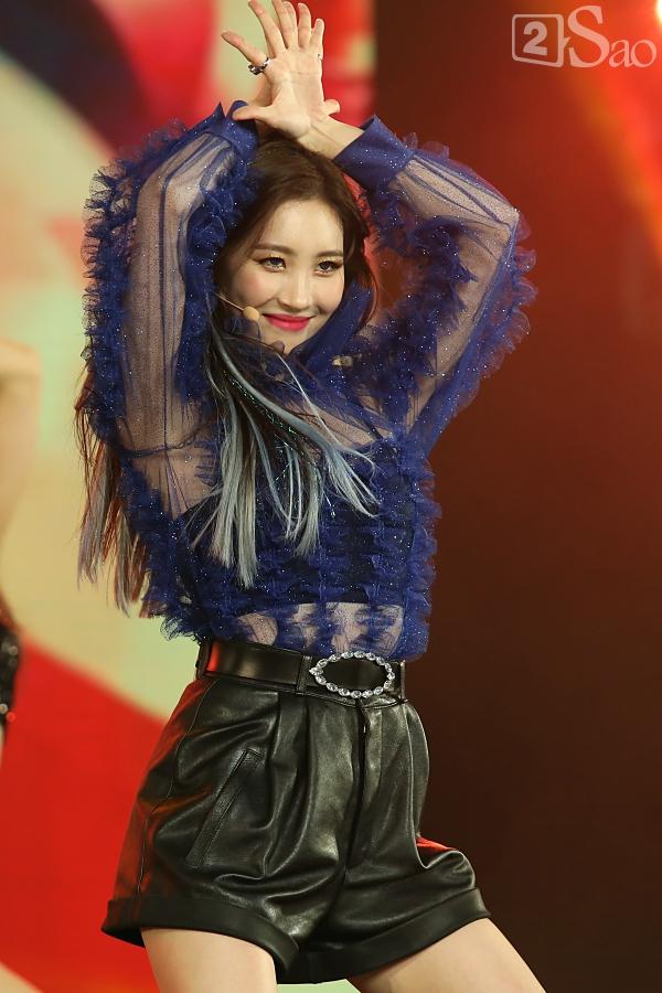 Gei chúa Sunmi quyến rũ hết nấc, SEVENTEEN như những vị thần trong đêm nhạc Việt Hàn-7