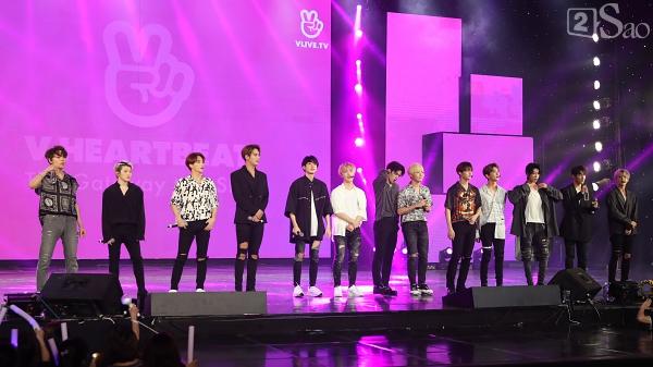 Gei chúa Sunmi quyến rũ hết nấc, SEVENTEEN như những vị thần trong đêm nhạc Việt Hàn-15