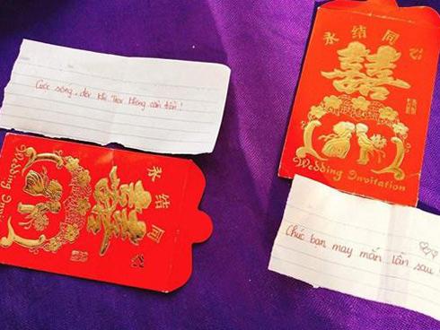 Rút tiền lì xì còn đính kèm mẩu giấy kém duyên, mấy nàng bê tráp bị ném đá rào rào