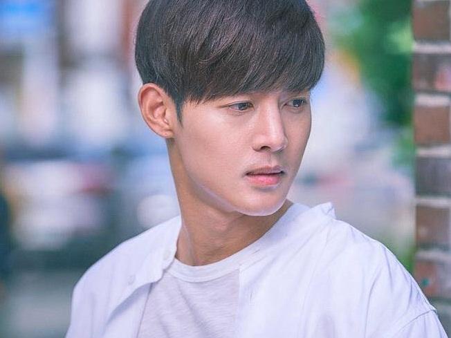 Cư dân mạng Hàn Quốc bình chọn nam diễn viên sở hữu kĩ năng hôn tuyệt nhất-9