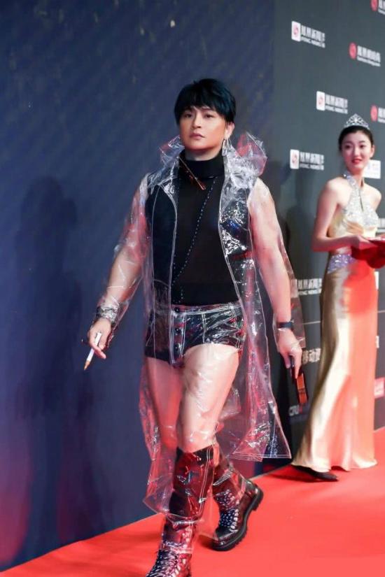 Nhĩ Thái Trần Chí Bằng mặc quần lót, áo mưa lên sân khấu-3