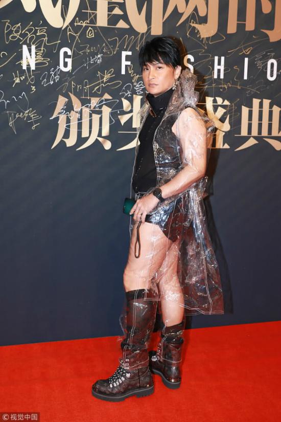 Nhĩ Thái Trần Chí Bằng mặc quần lót, áo mưa lên sân khấu-4