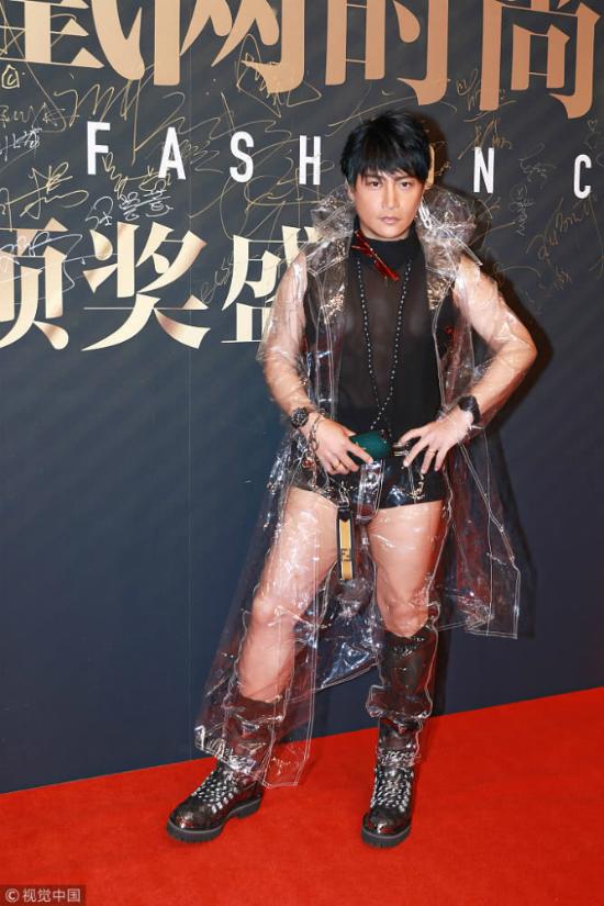 Nhĩ Thái Trần Chí Bằng mặc quần lót, áo mưa lên sân khấu-5