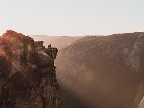 Cầu hôn trên vách đá cao hơn 2.000m, cặp đôi rơi xuống vực chết thảm