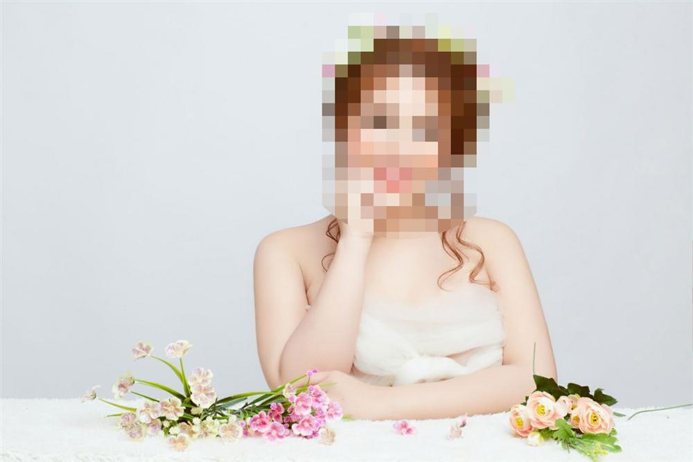 Ngoài 2 cô gái tắm truồng ở biển Bình Định, dân mạng cũng hết vía với loạt thiếu nữ chuyển giới lột đồ giữa phố-5