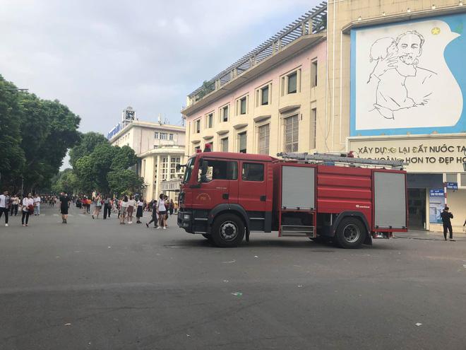 Một ngôi nhà gần Hồ Gươm bất ngờ đổ sập, người phụ nữ bán trà đá thoát chết trong gang tấc-3