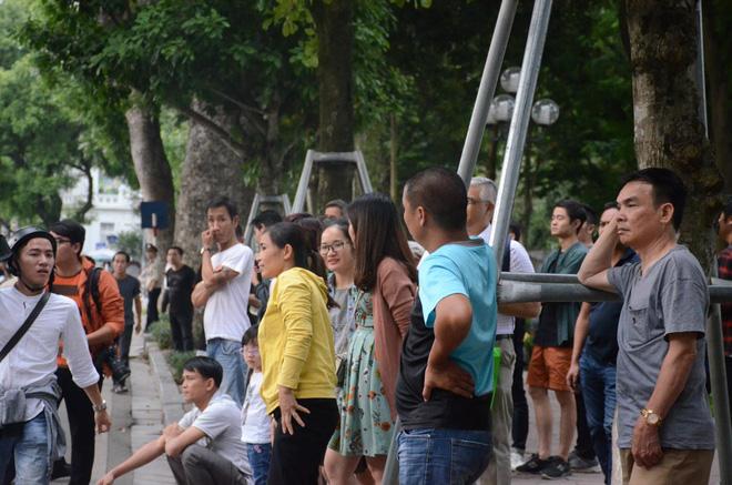 Một ngôi nhà gần Hồ Gươm bất ngờ đổ sập, người phụ nữ bán trà đá thoát chết trong gang tấc-4