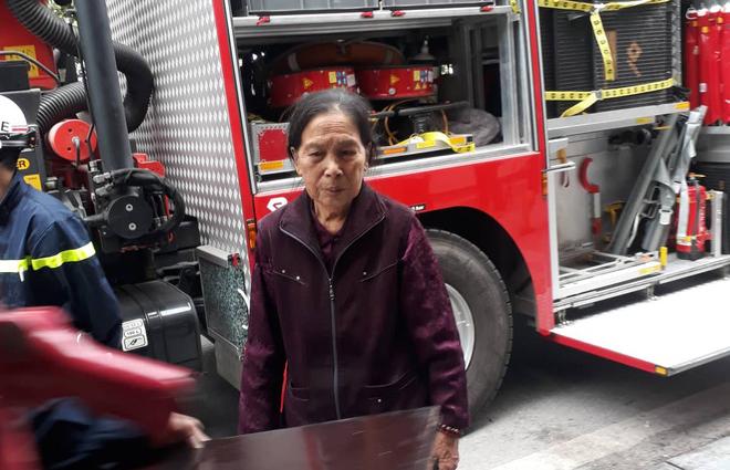 Một ngôi nhà gần Hồ Gươm bất ngờ đổ sập, người phụ nữ bán trà đá thoát chết trong gang tấc-5