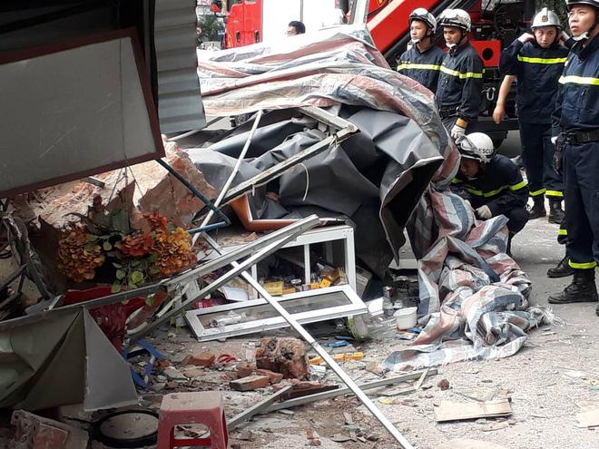 Một ngôi nhà gần Hồ Gươm bất ngờ đổ sập, người phụ nữ bán trà đá thoát chết trong gang tấc-6