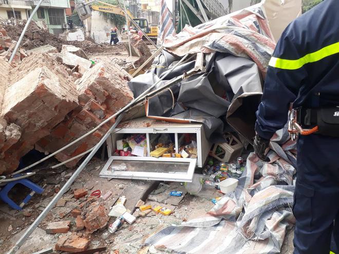 Một ngôi nhà gần Hồ Gươm bất ngờ đổ sập, người phụ nữ bán trà đá thoát chết trong gang tấc-7