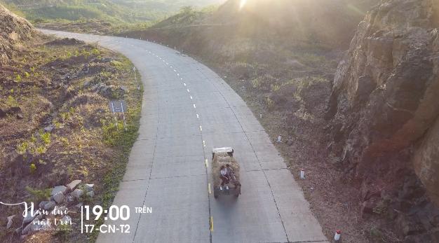 Hậu duệ mặt trời Việt Nam: Song Luân hôn Khả Ngân đắm đuối trên xe rơm-3