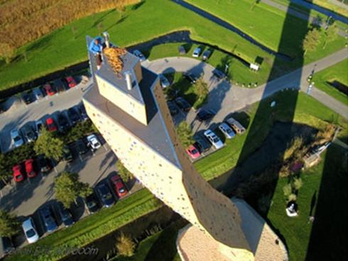 Chinh phục bức tường cao 37m tại Hà Lan