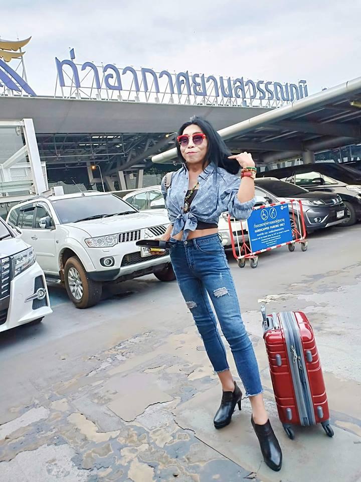 Cận cảnh gương mặt như búp bê ma vẽ dở sau khi đập mặt xây lại của bà cô chuyển giới thích cặp trai trẻ-3