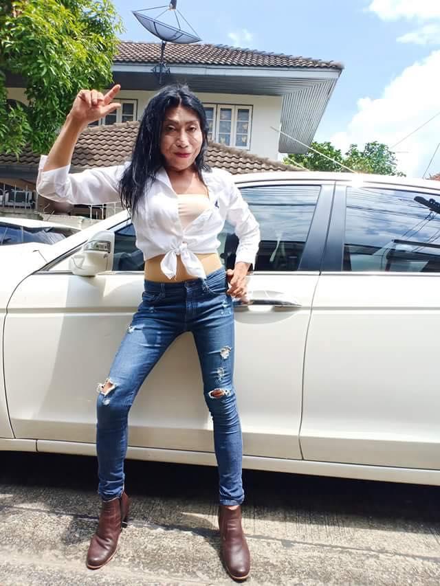 Cận cảnh gương mặt như búp bê ma vẽ dở sau khi đập mặt xây lại của bà cô chuyển giới thích cặp trai trẻ-4