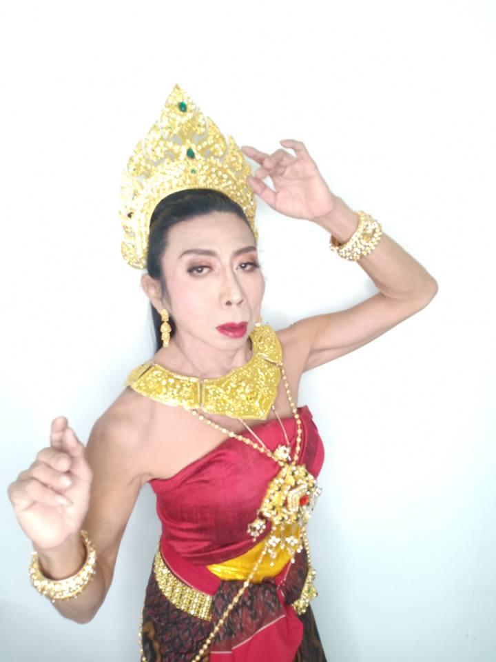 Cận cảnh gương mặt như búp bê ma vẽ dở sau khi đập mặt xây lại của bà cô chuyển giới thích cặp trai trẻ-8