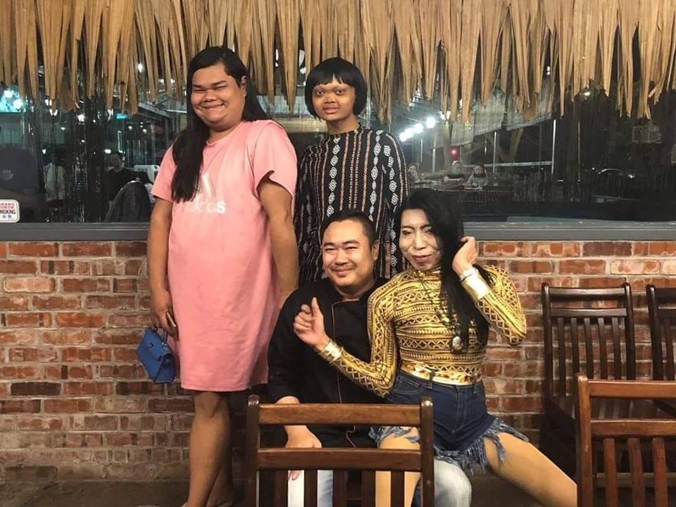 Cận cảnh gương mặt như búp bê ma vẽ dở sau khi đập mặt xây lại của bà cô chuyển giới thích cặp trai trẻ-6