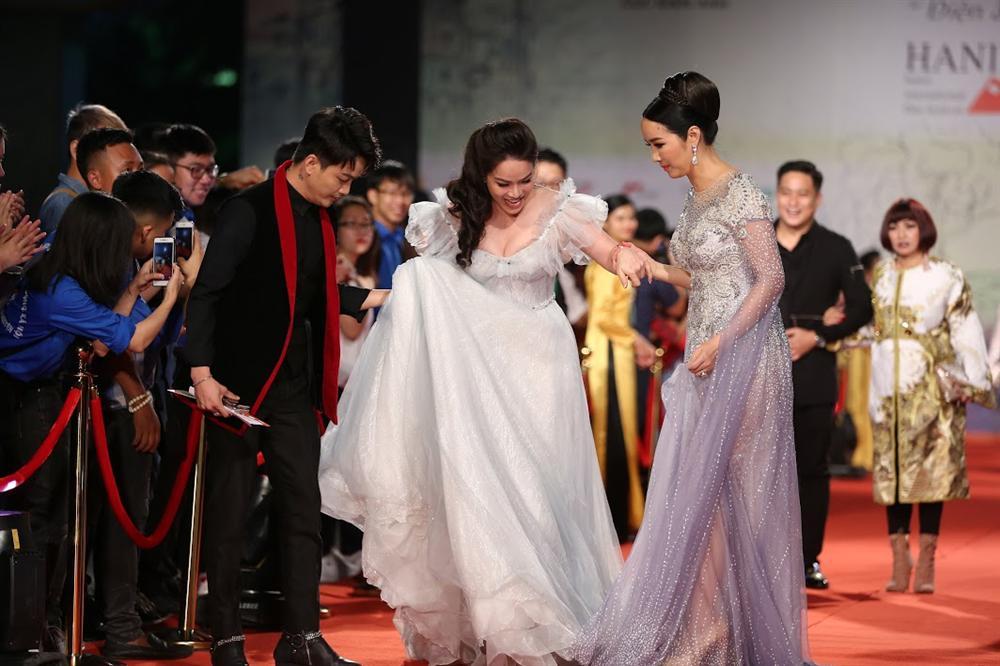 Nhật Kim Anh suýt lộ ngực vì vấp ngã trên thảm đỏ LHP quốc tế Hà Nội-3