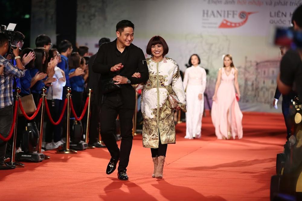 Nhật Kim Anh suýt lộ ngực vì vấp ngã trên thảm đỏ LHP quốc tế Hà Nội-4