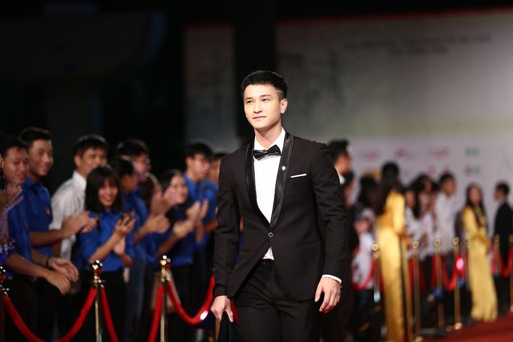 Nhật Kim Anh suýt lộ ngực vì vấp ngã trên thảm đỏ LHP quốc tế Hà Nội-7