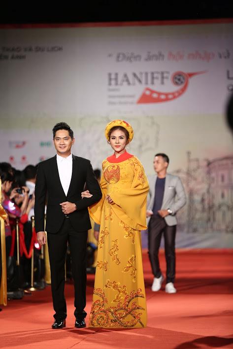 Nhật Kim Anh suýt lộ ngực vì vấp ngã trên thảm đỏ LHP quốc tế Hà Nội-11