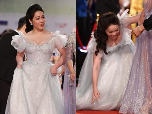 Nhật Kim Anh suýt lộ ngực vì vấp ngã trên thảm đỏ LHP quốc tế Hà Nội