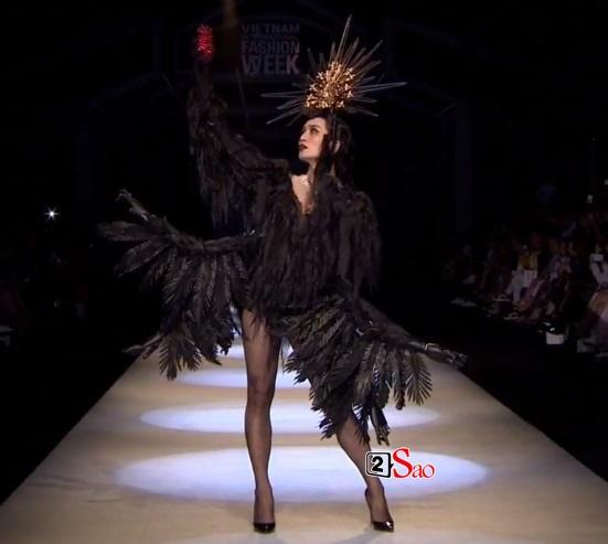 Bế mạc VIFW: BB Trần hóa thành nàng quạ đen, catwalk không thua mẫu chuyên nghiệp-2