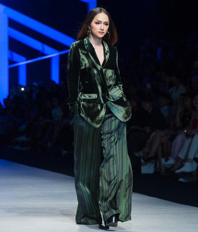 Bế mạc VIFW: BB Trần hóa thành nàng quạ đen, catwalk không thua mẫu chuyên nghiệp-1