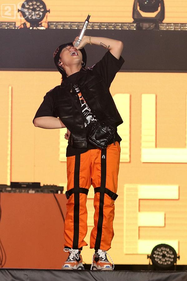 Sơn Tùng M-TP vừa ăn kẹo mút vừa hát, bất ngờ xuống sân khấu phát kẹo cho từng fan-1