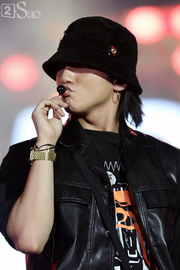 Sơn Tùng M-TP vừa ăn kẹo mút vừa hát, bất ngờ xuống sân khấu phát kẹo cho từng fan-2