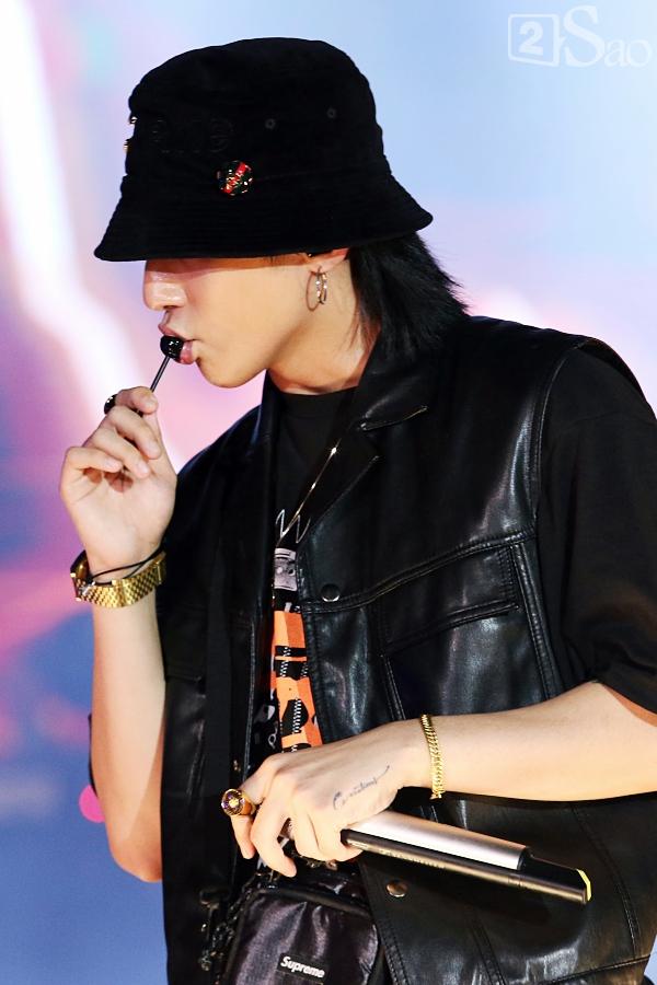 Sơn Tùng M-TP vừa ăn kẹo mút vừa hát, bất ngờ xuống sân khấu phát kẹo cho từng fan-4