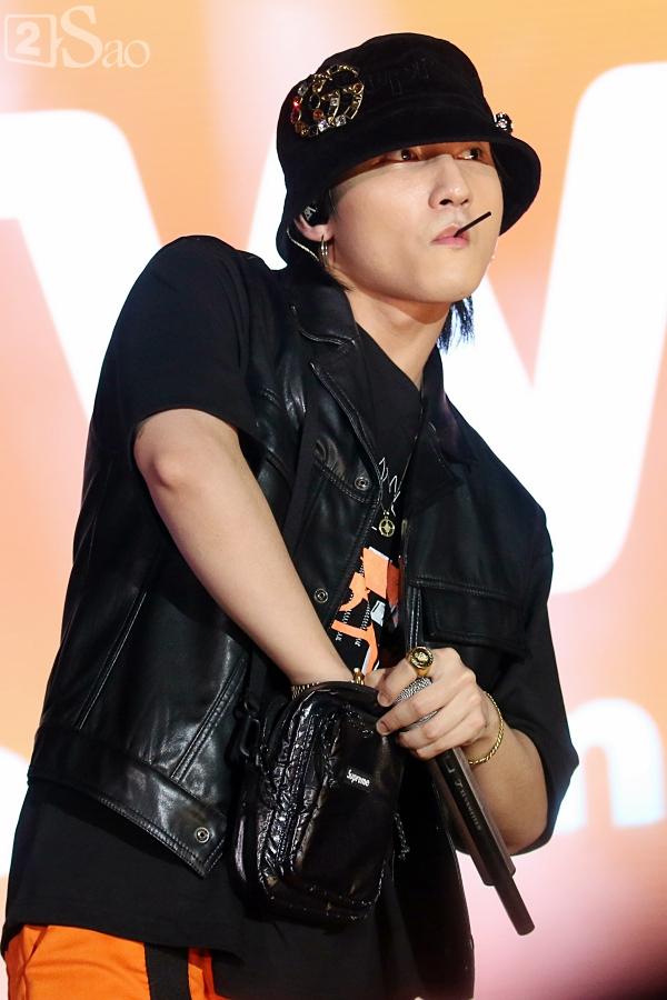 Sơn Tùng M-TP vừa ăn kẹo mút vừa hát, bất ngờ xuống sân khấu phát kẹo cho từng fan-5