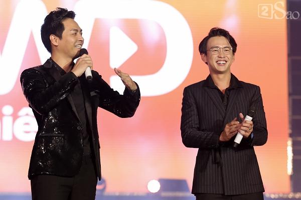 Sơn Tùng M-TP vừa ăn kẹo mút vừa hát, bất ngờ xuống sân khấu phát kẹo cho từng fan-18