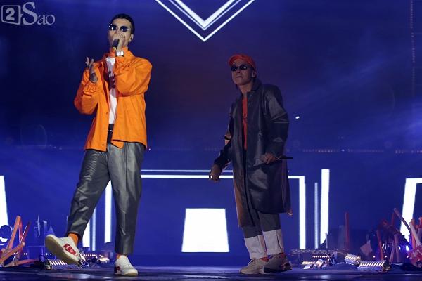 Sơn Tùng M-TP vừa ăn kẹo mút vừa hát, bất ngờ xuống sân khấu phát kẹo cho từng fan-17