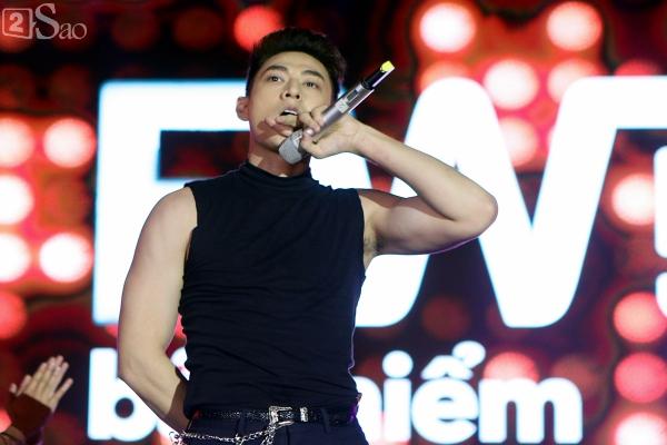 Sơn Tùng M-TP vừa ăn kẹo mút vừa hát, bất ngờ xuống sân khấu phát kẹo cho từng fan-13