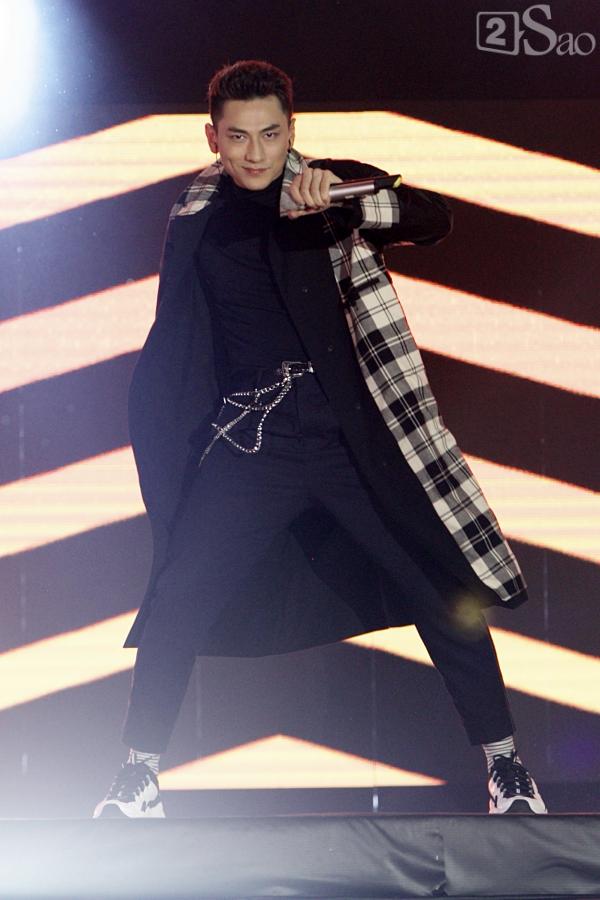 Sơn Tùng M-TP vừa ăn kẹo mút vừa hát, bất ngờ xuống sân khấu phát kẹo cho từng fan-12