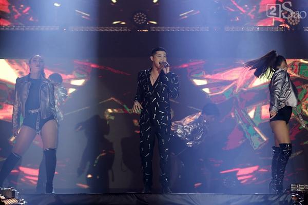 Sơn Tùng M-TP vừa ăn kẹo mút vừa hát, bất ngờ xuống sân khấu phát kẹo cho từng fan-10