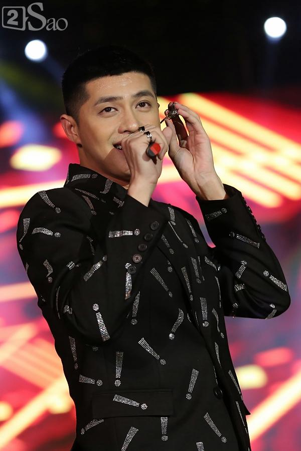 Sơn Tùng M-TP vừa ăn kẹo mút vừa hát, bất ngờ xuống sân khấu phát kẹo cho từng fan-11