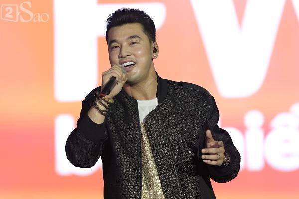 Sơn Tùng M-TP vừa ăn kẹo mút vừa hát, bất ngờ xuống sân khấu phát kẹo cho từng fan-16