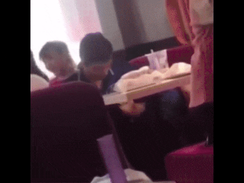 Dân mạng tranh cãi gay gắt cảnh nữ sinh nằm lên đùi rồi âu yếm bạn trai trong quán trà sữa-1