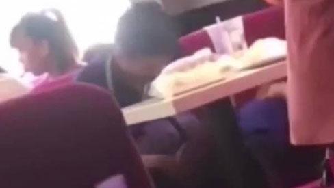 Dân mạng tranh cãi gay gắt cảnh nữ sinh nằm lên đùi rồi âu yếm bạn trai trong quán trà sữa-2