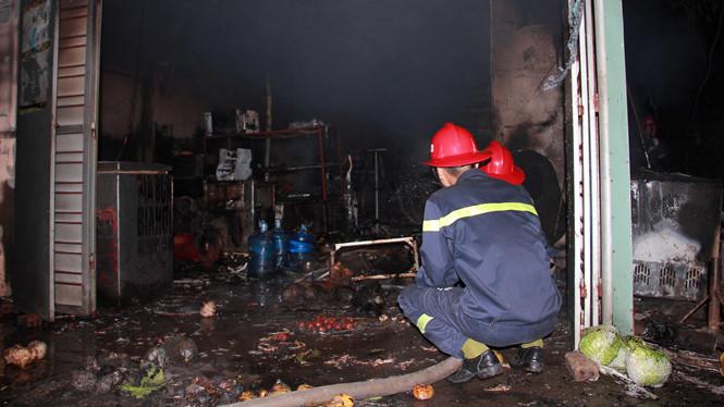 Cãi nhau với vợ, chồng châm lửa đốt nhà khiến 3 người bỏng nặng-1