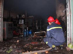 Cãi nhau với vợ, chồng châm lửa đốt nhà khiến 3 người bỏng nặng
