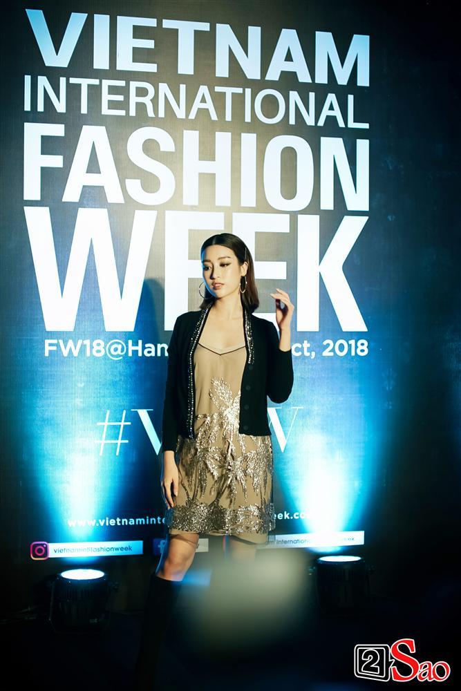 Thảm đỏ VIFW ngày cuối: Diệp Linh Châu váy xẻ hớ hênh - Hương Giang Idol làm cô bé mùa đông giữa trời thu-4