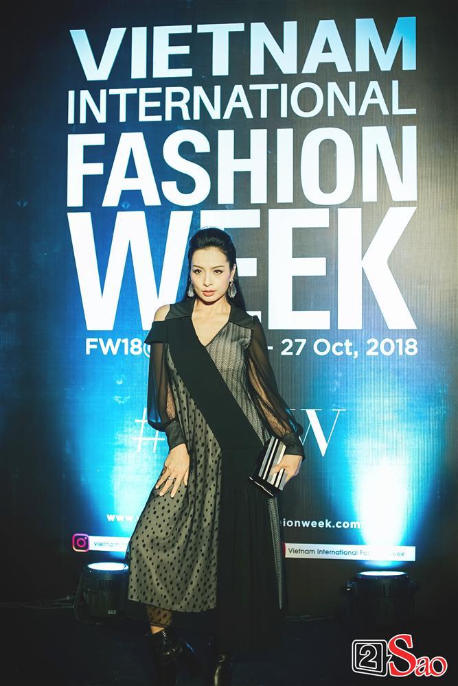 Thảm đỏ VIFW ngày cuối: Diệp Linh Châu váy xẻ hớ hênh - Hương Giang Idol làm cô bé mùa đông giữa trời thu-6