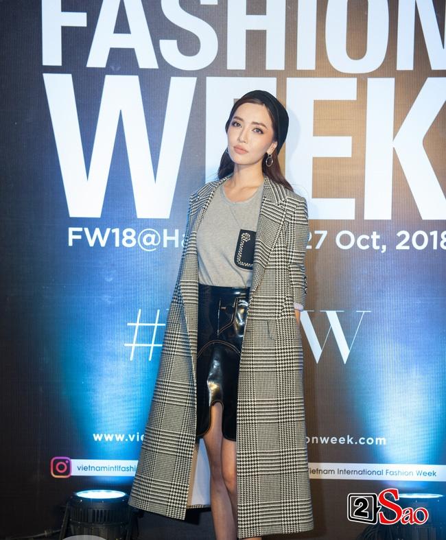 Thảm đỏ VIFW ngày cuối: Diệp Linh Châu váy xẻ hớ hênh - Hương Giang Idol làm cô bé mùa đông giữa trời thu-1